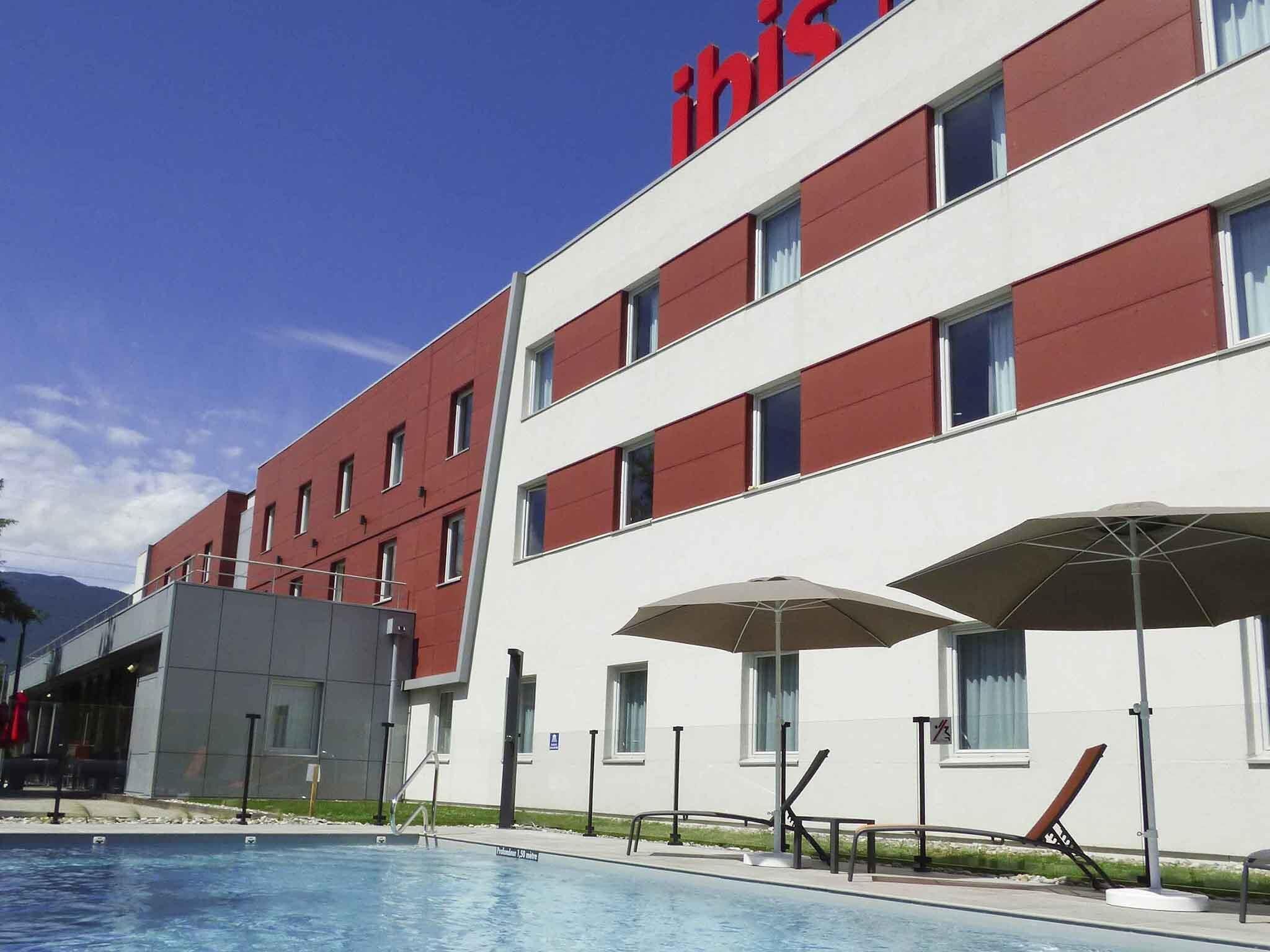 Seasonal outdoor pool, open 10:00 AM to 9:00 PM, sun loungers