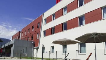 Außenpool (je nach Saison geöffnet), Liegestühle