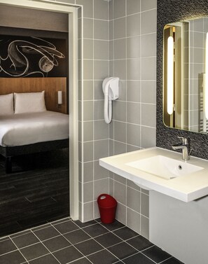 Een douche, milieuvriendelijke toiletartikelen, een haardroger