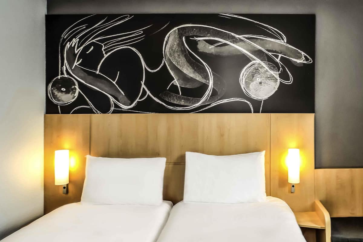 Classic tvåbäddsrum - 2 enkelsängar | Skrivbord, ljudisolering, strykjärn/strykbräda och gratis barnsängar