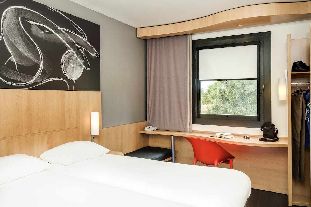 Desk, soundproofing, free WiFi, alarm clocks