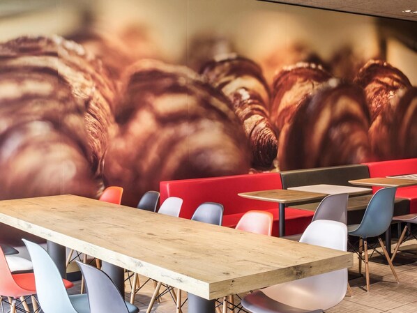 Dagelijks continentaal ontbijt (EUR 12.50 per persoon)