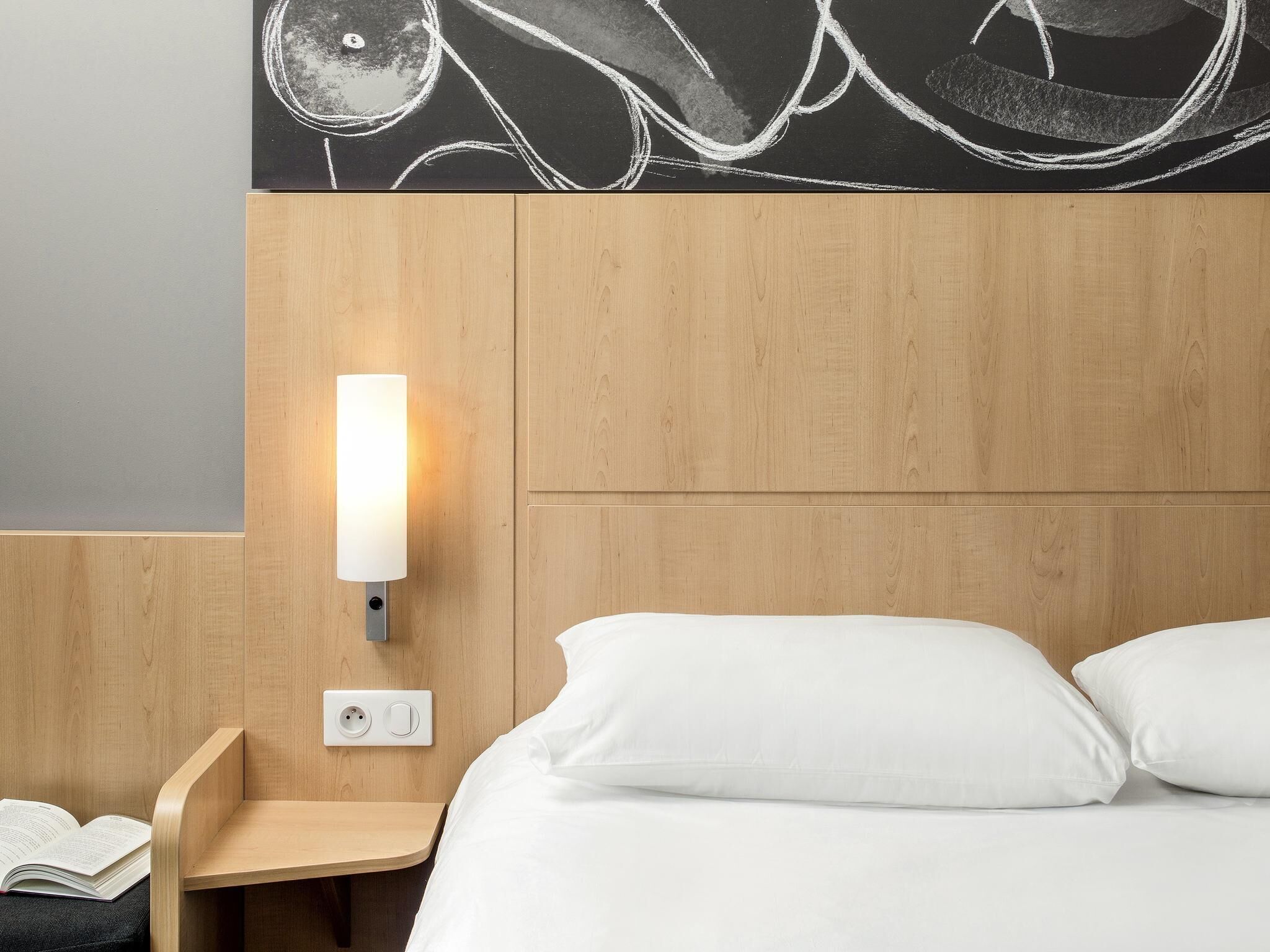 standard room, 1 double bed | desk, soundproofing, free wifi, bed sheets