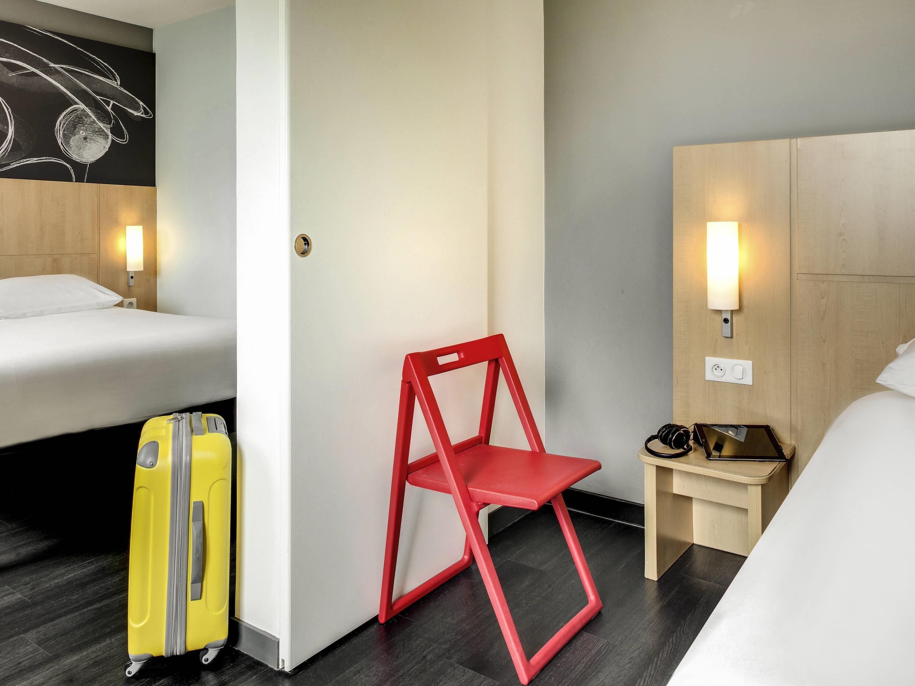 Escrivaninha, quartos à prova de som, Wi-Fi de cortesia, roupa de cama