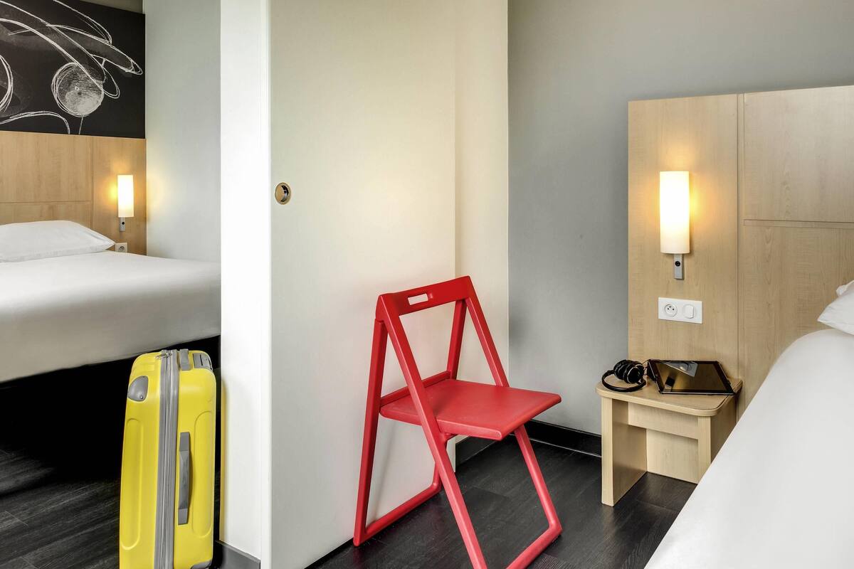 desk, soundproofing, free wifi, bed sheets