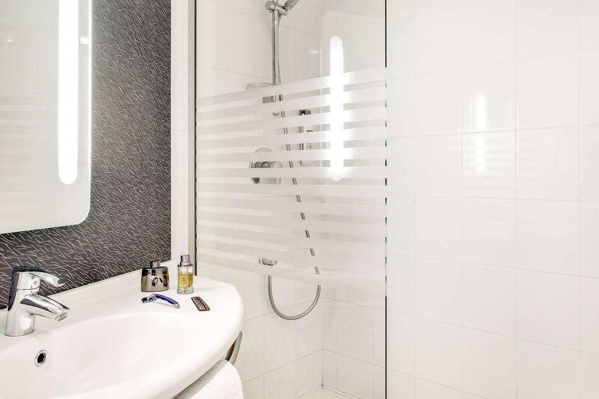 desk, soundproofing, free wifi, bed sheets