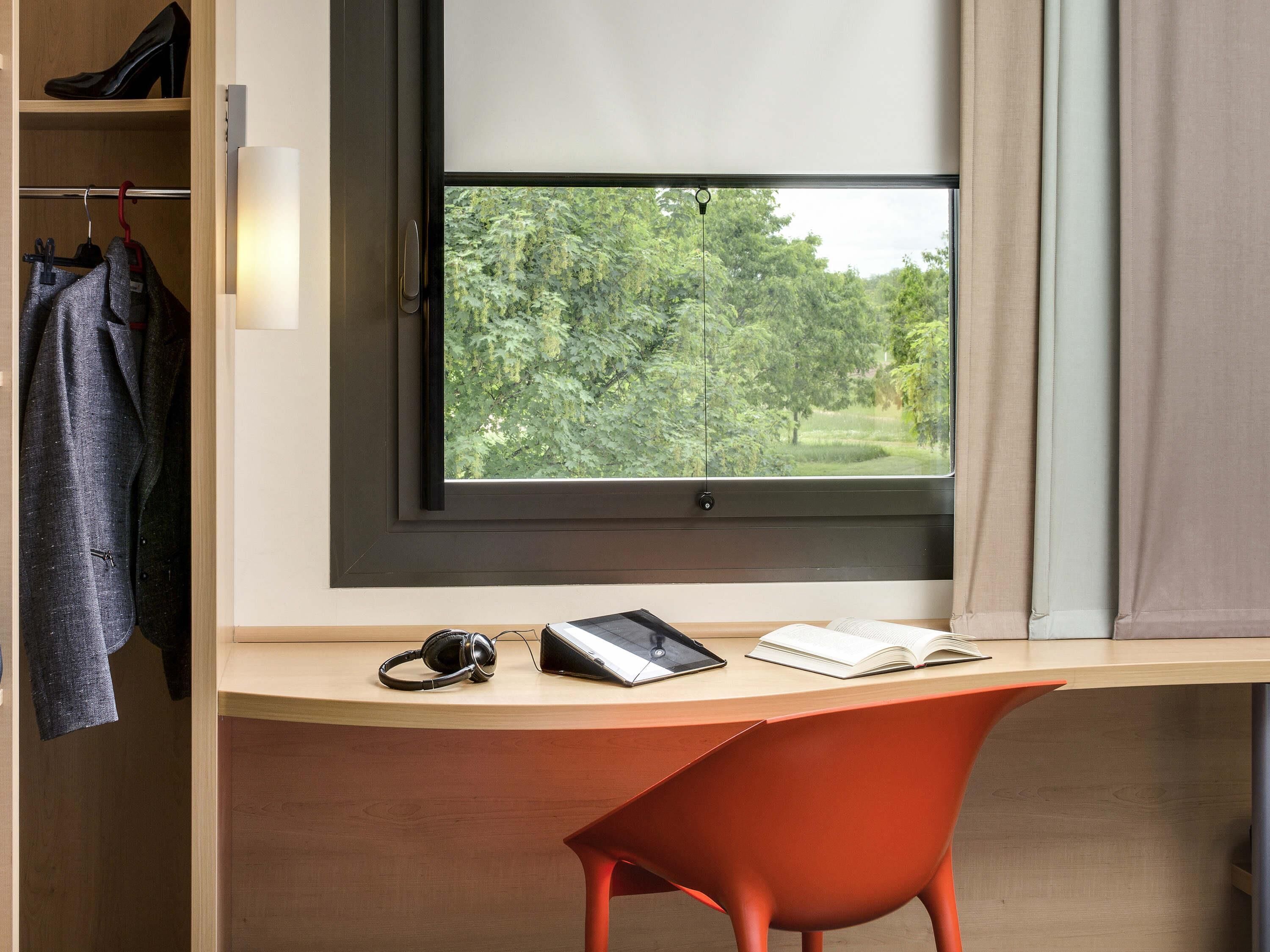 desk, soundproofing, free wifi, bed sheets