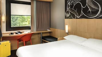 Escritorio, sistema de insonorización, wifi gratis y ropa de cama