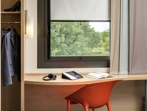 Camera Standard con 2 letti singoli, 2 letti singoli | Una scrivania, insonorizzazione, Wi-Fi gratuito, lenzuola
