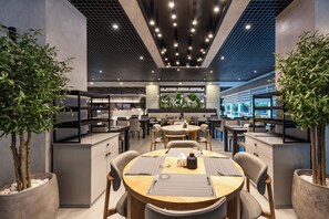 3 restaurants; ze serveren er ontbijt, lunch en diner 