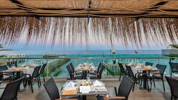 3 restaurants, breakfast, lunch, dinner served; international cuisine