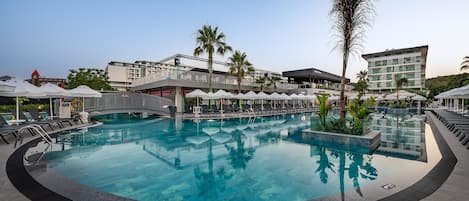 Piscine couverte, piscine extérieure (ouverte en saison)
