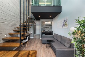 Premium loft | Luxe beddengoed, een gratis minibar, verduisterende gordijnen