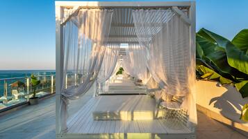 Privat strand, solstolar, parasoller och strandhanddukar