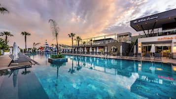 Indoor pool, seasonal outdoor pool, sun loungers
