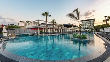 Piscina coberta, piscina a l'aire lliure de temporada i gandules