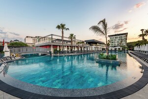 Indoor pool, seasonal outdoor pool, sun loungers
