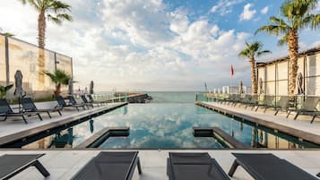 Indoor pool, seasonal outdoor pool, pool loungers