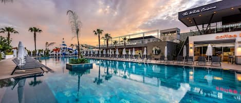 Indoor pool, seasonal outdoor pool, pool loungers