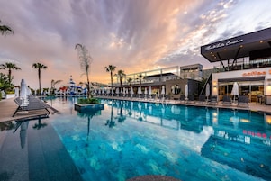 Una piscina techada, una piscina al aire libre de temporada