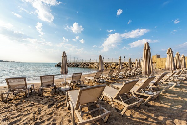 Private beach, sun loungers, beach umbrellas, beach towels - White City Resort Hotel (Alanya)