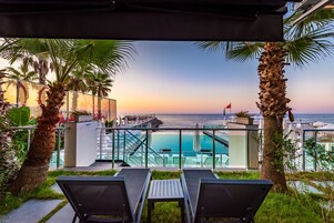Premium Beach Front Room | Teras/veranda