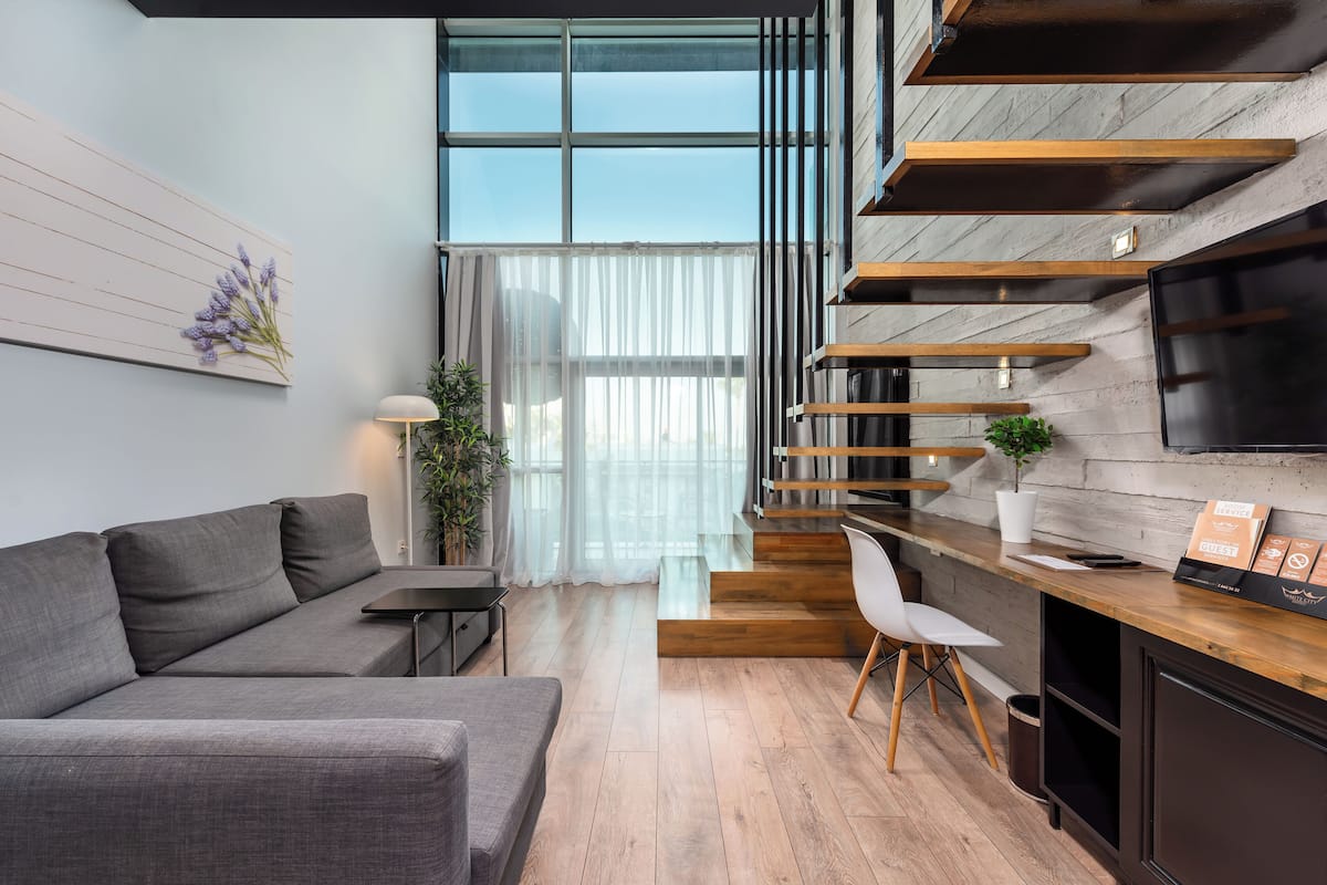 Loft Premium, 1 cama Queen size y sofá cama | Ropa de cama de alta calidad y artículos del minibar gratis
