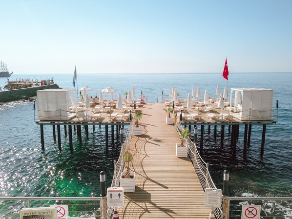 Privatstrand, Liegestühle, Sonnenschirme, Strandtücher