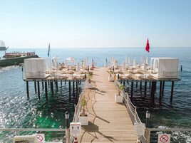 Özel plaj, şezlong, plaj şemsiyesi, plaj havlusu 