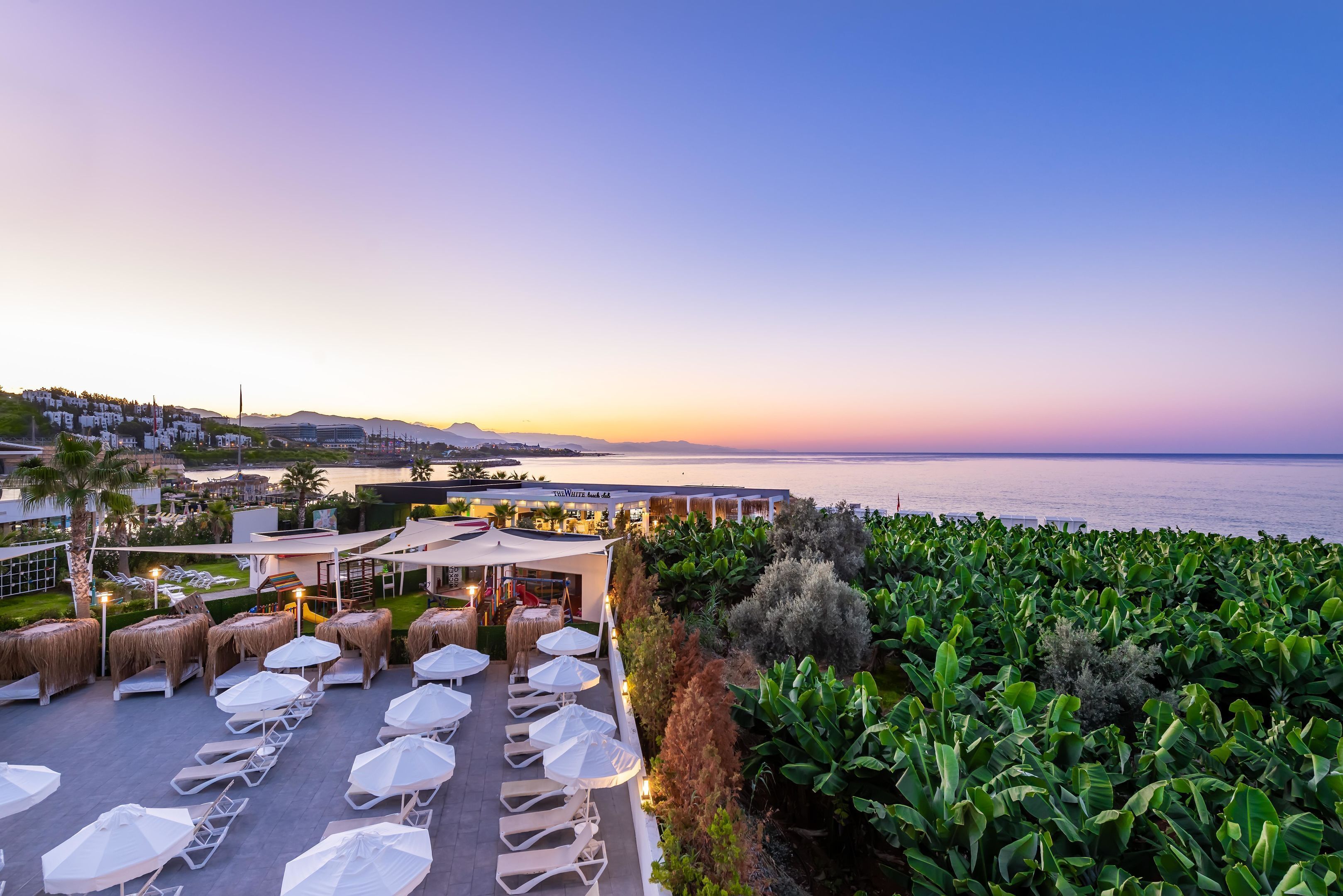 3 restaurants; breakfast, lunch, and dinner served
