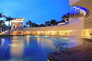 Indoor pool, outdoor pool - Wyndham Grand Plaza Royale Hainan Longmu Bay (Ledong)