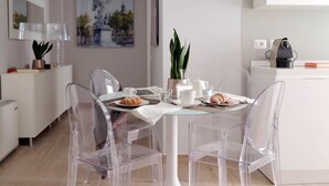 Apartemen, 2 kamar tidur, teras | Ruang makan