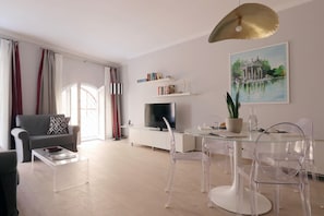 Apartamento, 2 quartos | Área de estar | TV de tela plana