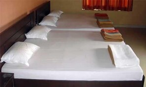 Bộ đồ giường cao cấp, bàn, giường gấp/giường phụ (phụ phí) 