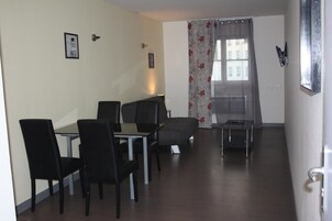 Appartement, 1 chambre | Salle de séjour | Télévision à écran plat