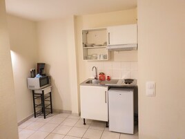 Appartement, 1 chambre | Cuisine privée | Réfrigérateur, micro-ondes, plaque de cuisson