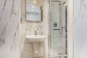 Suite Standard, bagno in camera | Bagno | Set di cortesia gratuito, asciugacapelli, asciugamani, sapone