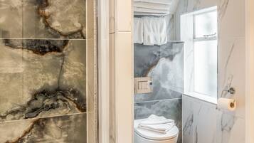 Standard Suite, Ensuite | Bathroom | Free toiletries, hair dryer, towels, soap