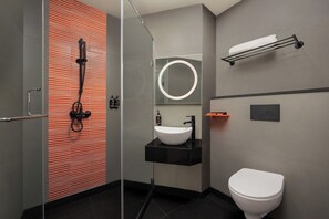 Habitació doble de luxe, 1 llit de matrimoni (Luxe) | Bany | Dutxa, capçal de dutxa tipus cascada i articles de tocador gratuïts 