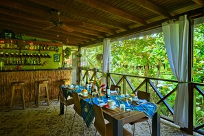 2 restaurants, breakfast, lunch, dinner served; Caribbean cuisine - Hibiscus Valley Inn (Marigot)