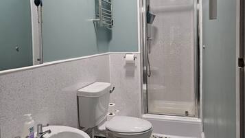 Apartment, Ensuite (Room 4) | Bathroom | Hair dryer, towels, soap, toilet paper