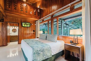 Family Suite | Ropa de cama de alta calidad, caja fuerte, decoración individual