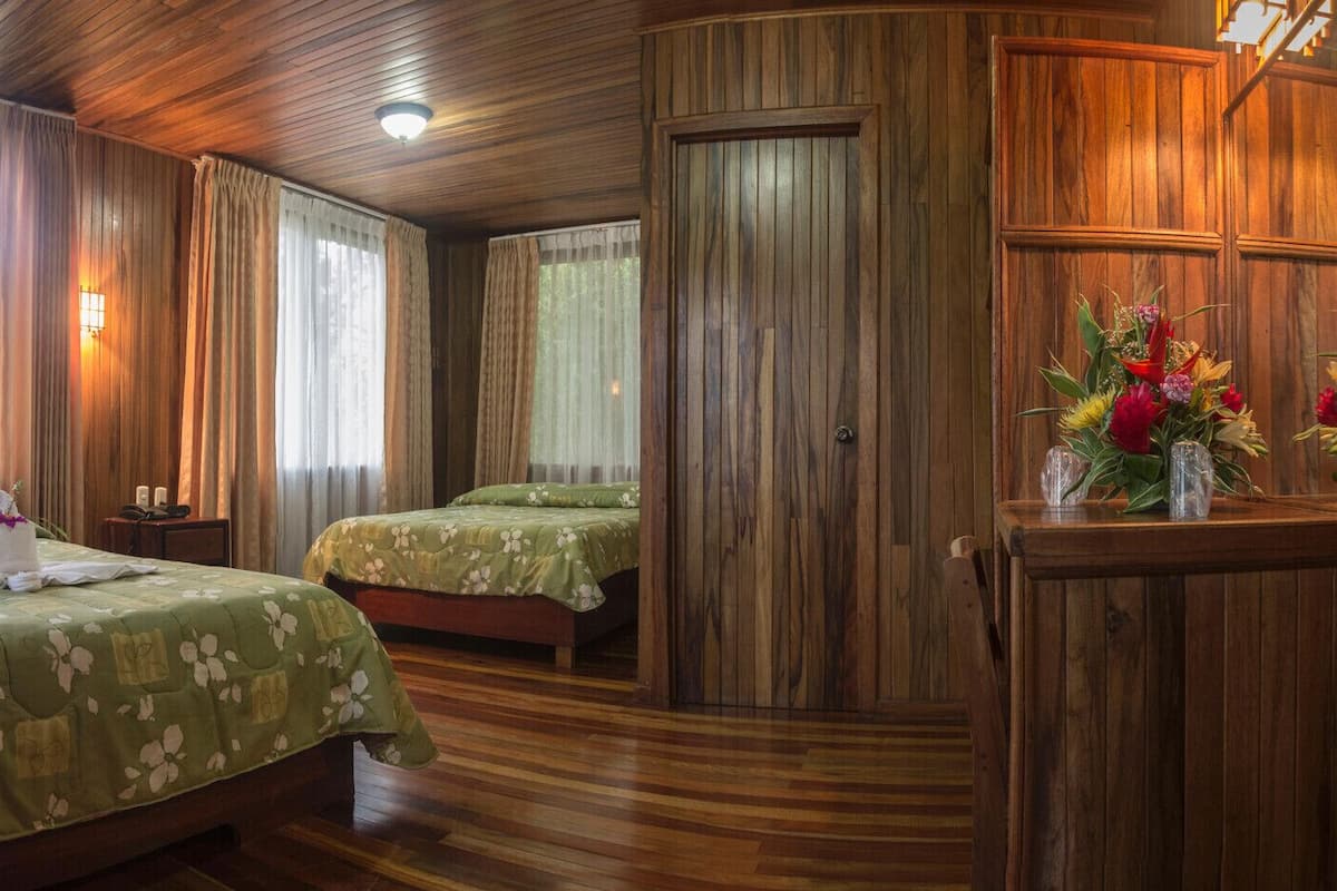 Ropa de cama de alta calidad y caja de seguridad en la habitación