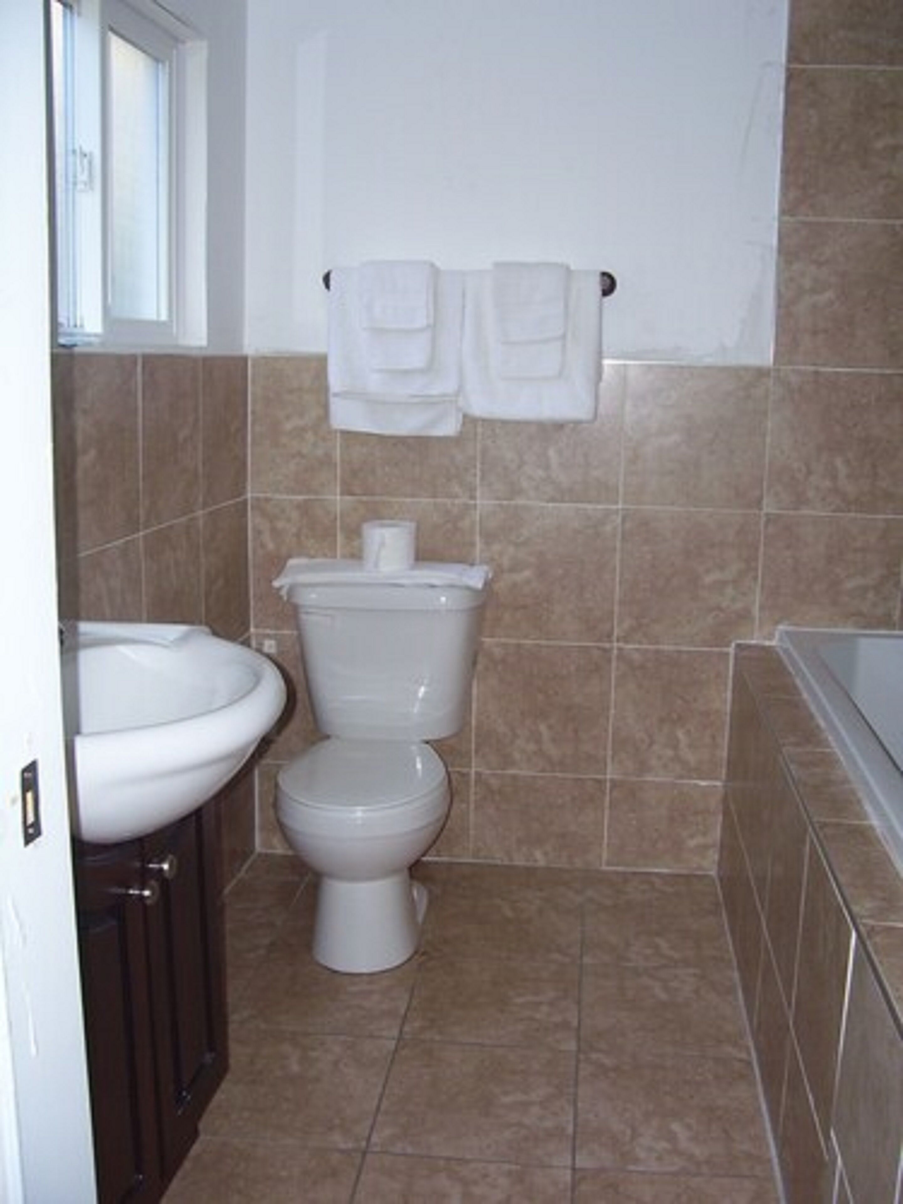 Combined shower/bathtub, free toiletries, towels