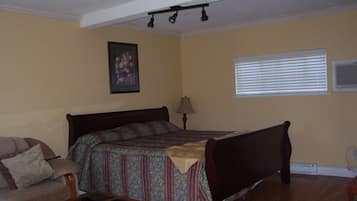 Deluxe Room | Iron/ironing board, free cribs/infant beds, free WiFi, bed sheets