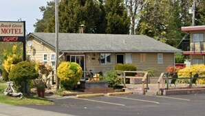 A motel with a sign indicating no vacancies. - Beach Grove Motel (Delta)