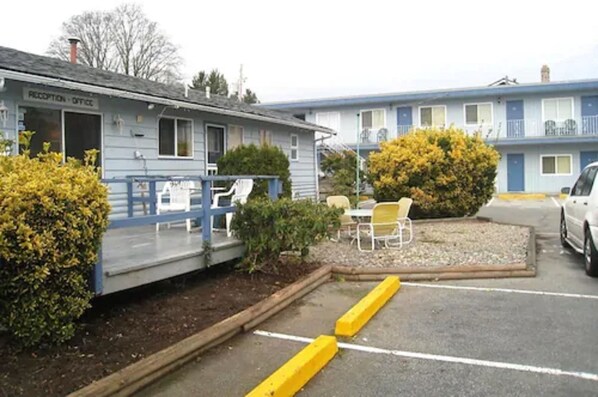 BBQ/picnic Area - Beach Grove Motel (Delta)