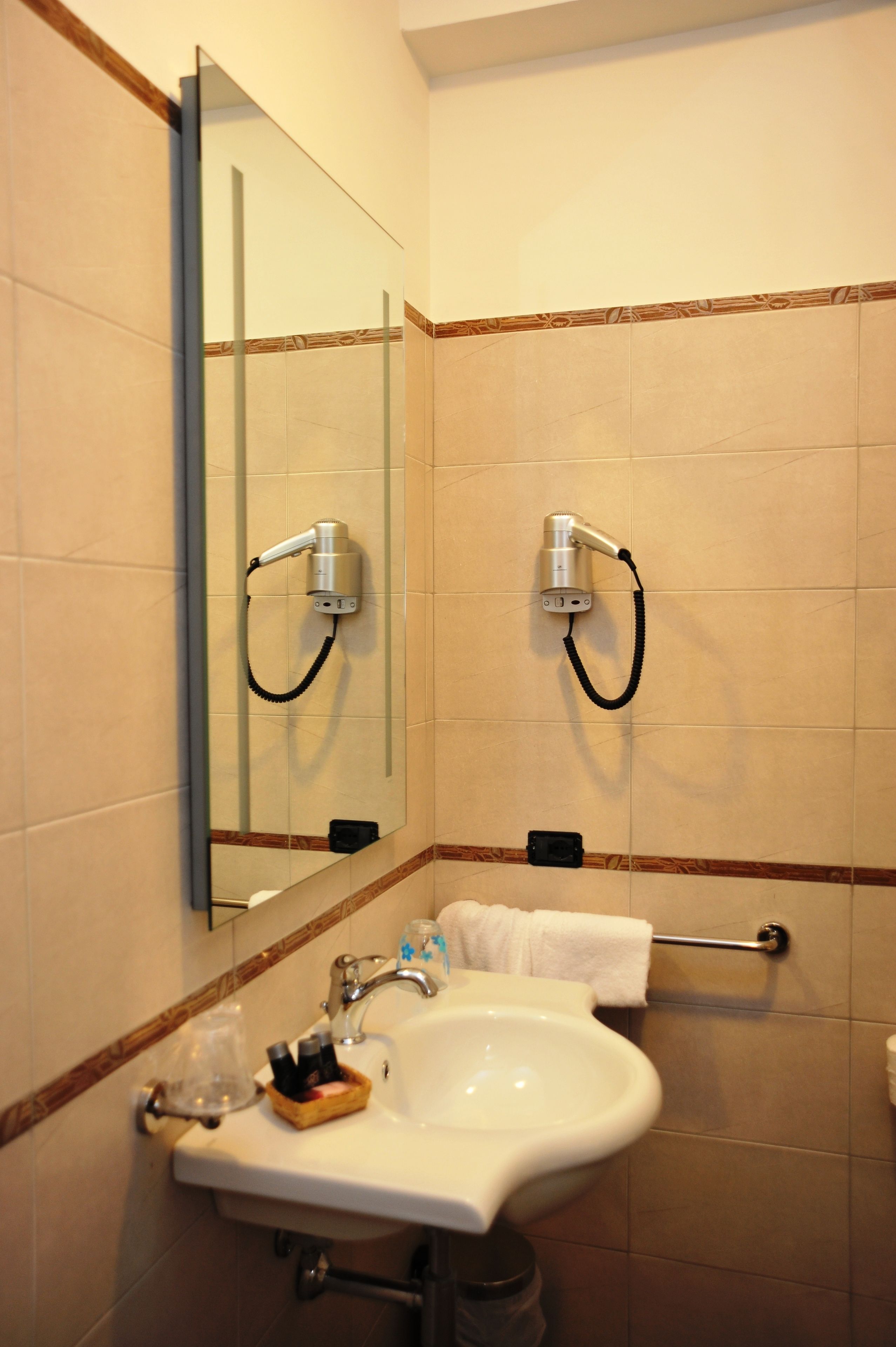 quadruple room | bathroom sink