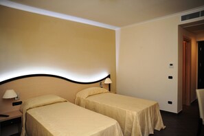 Deluxe Double Room | Frette Italian sheets, premium bedding, minibar, in-room safe - Hotel Ristorante Villa Icidia (Frascati)