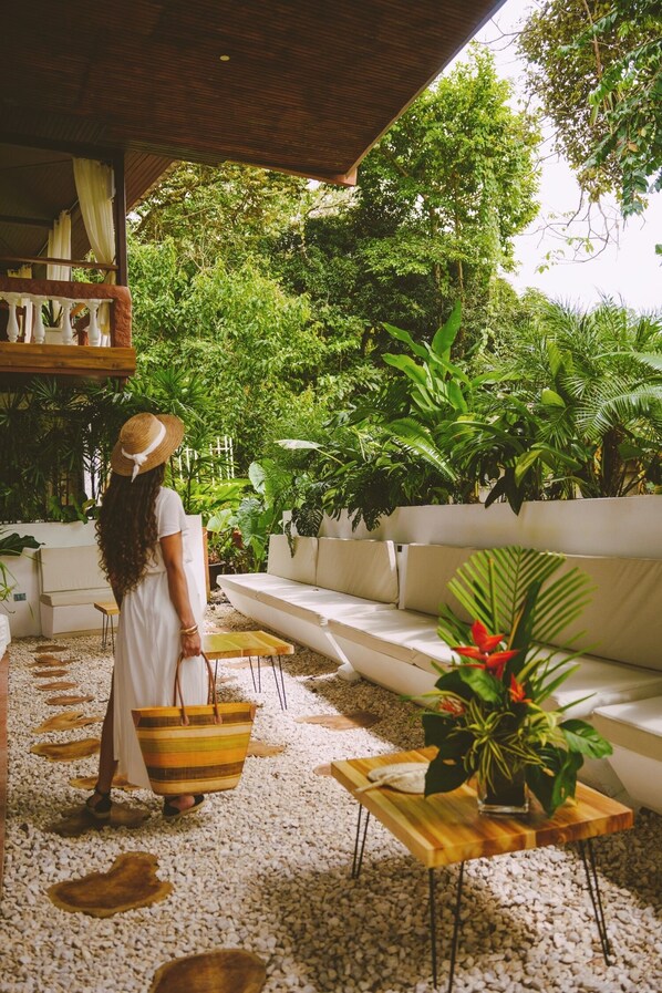 32-inch LCD TV with cable channels, TV, books - Hotel Villabosque Eco Boutique (Quepos)